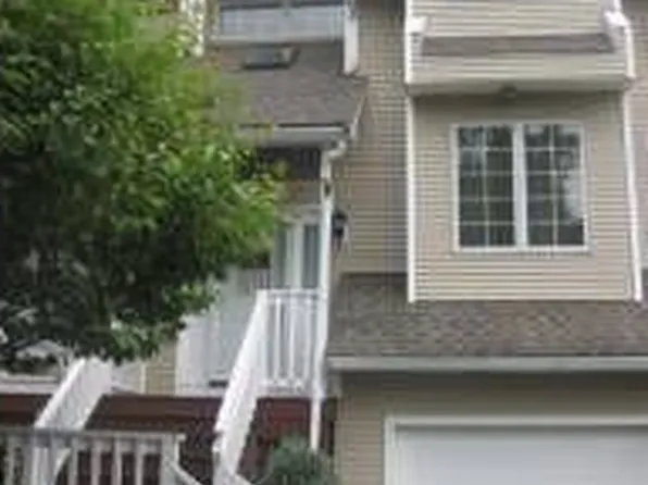 194 River Farms Dr, West Warwick, RI 02893