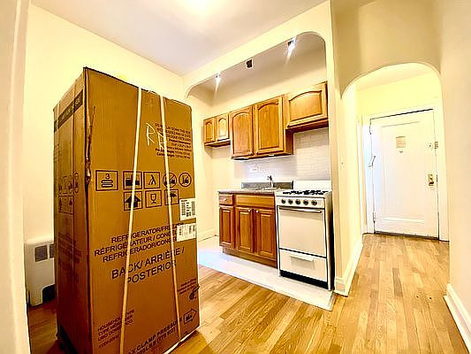 5th image of 511 E 78th St APT 1H
