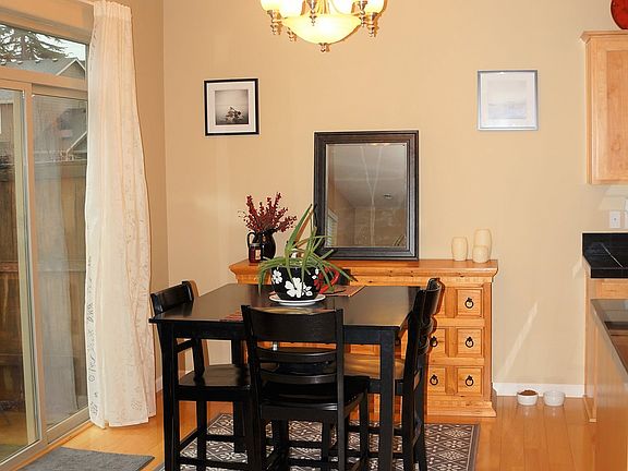 5th image of 909 SE 9th Ct