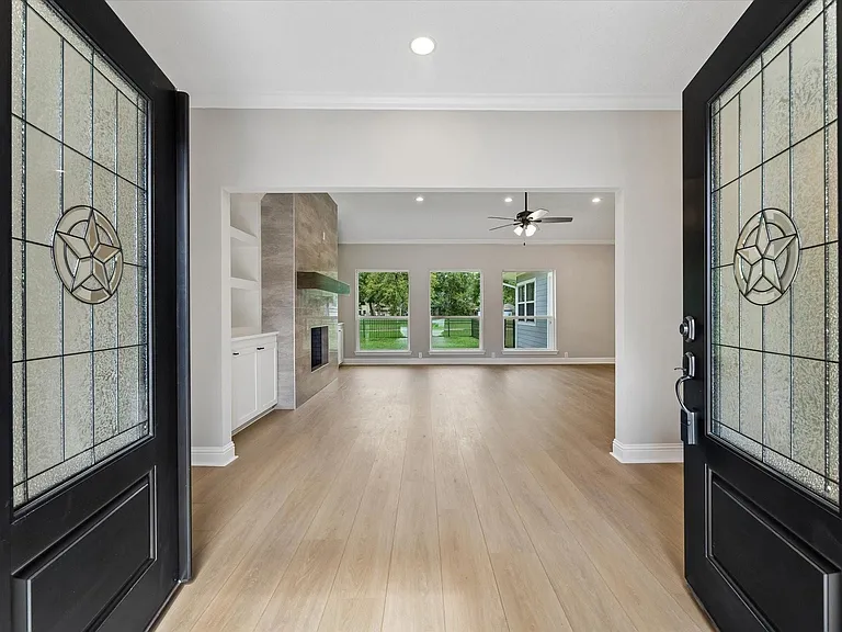 20435 Perryoak Dr — Photo 2