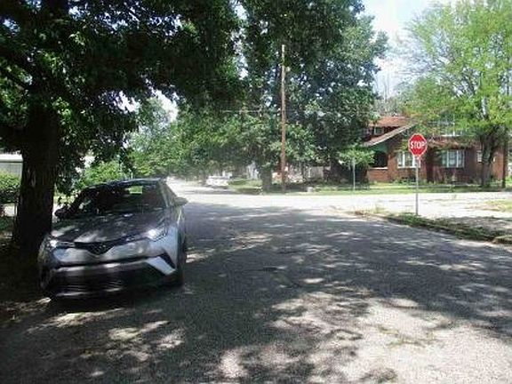 Exterior Neighborhood (street photo)