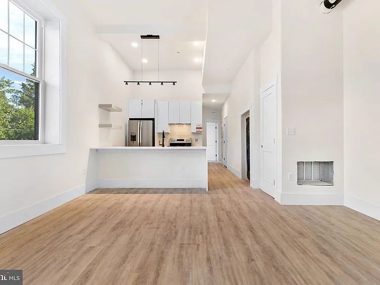 2300 W 17th St #3 — Photo 2