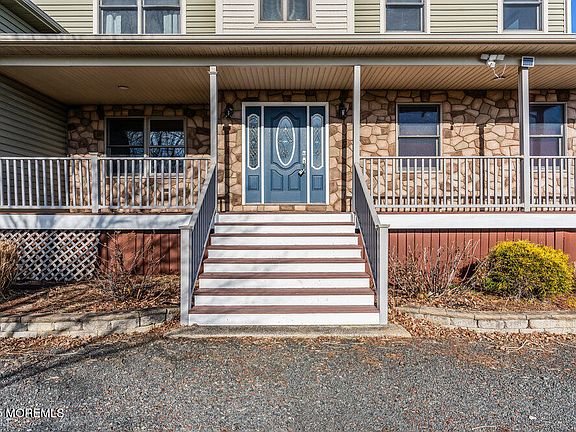 3rd image of 7 Manahassett Park Drive