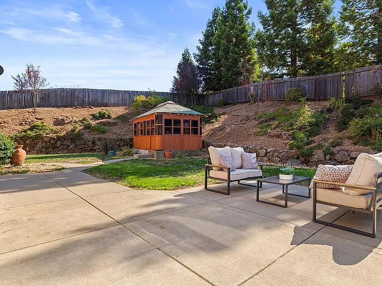 4066 Plateau Cir — Photo 17