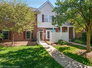 2936 Cottonwood Dr, Waterford, MI 48328