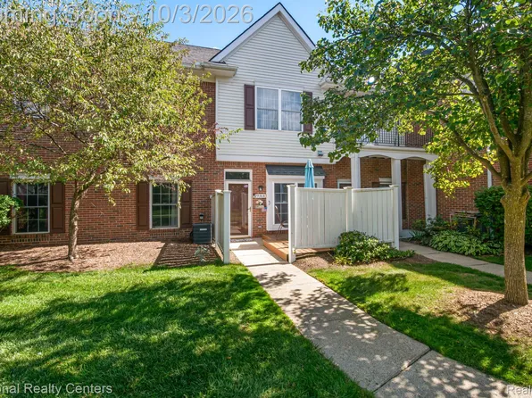 2936 Cottonwood Dr, Waterford, MI 48328
