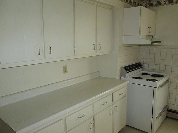 3rd image of 213 W 4th St