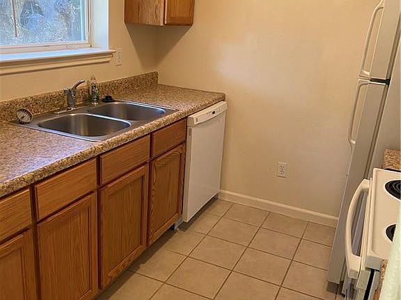 2nd image of 900 Pecan St #203