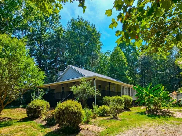 1605 Hutchens Rd, Yadkinville, NC 27055