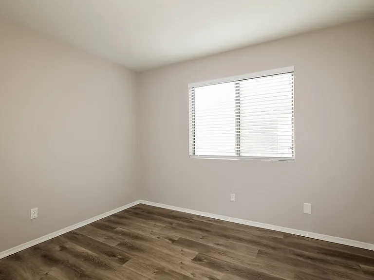 8740 W Loma Ln — Photo 13