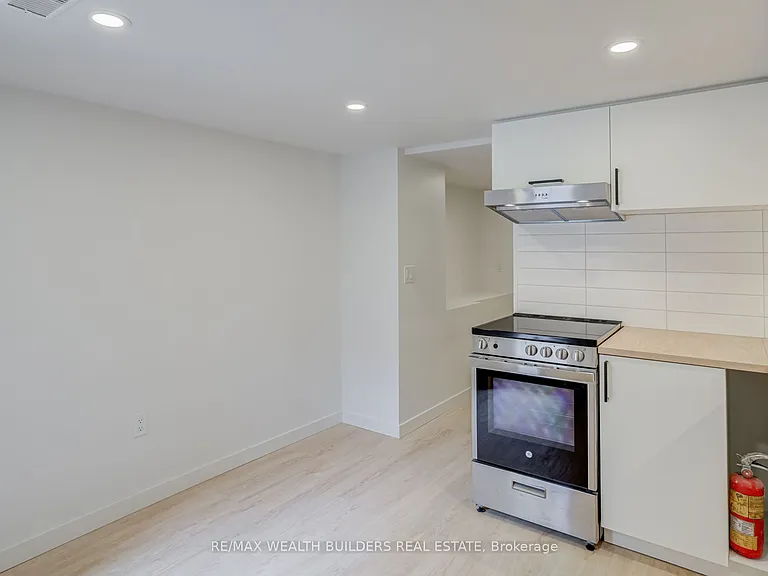 2443 Dundas St W — Photo 8