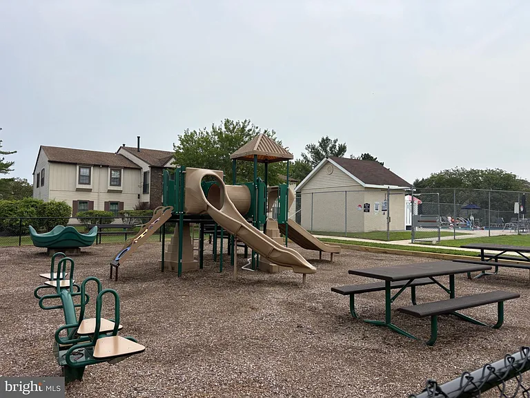 23 Pickwick Pl #K — Photo 3