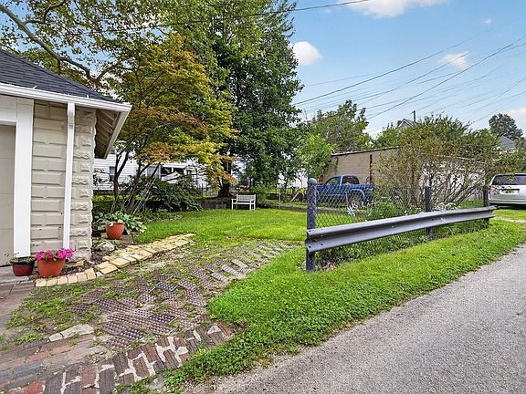 4th image of 320 E Park Dr
