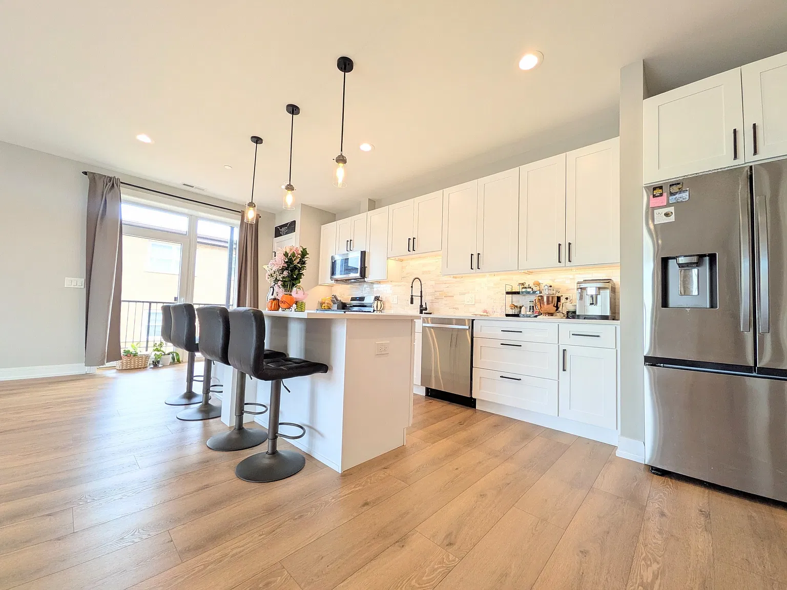 3 bed, 1600 sqft, $3,020 — Photo 3