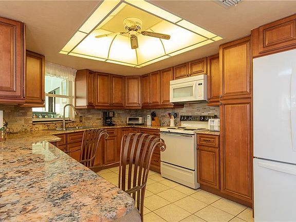 4th image of 17686 Acacia Dr