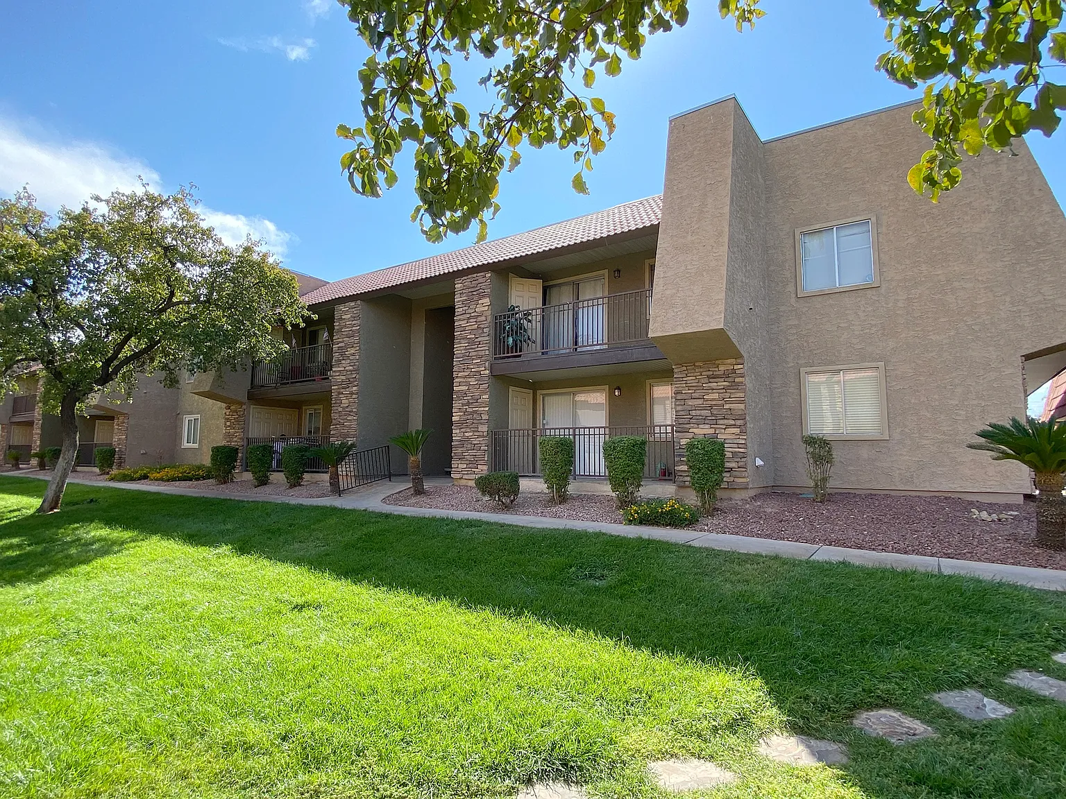 1 bed, 700 sqft, $1,050 — Photo 1