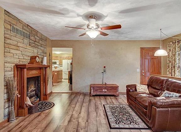 5th image of 11 Blue Spruce Ct