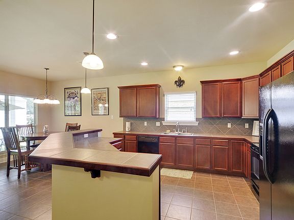 5th image of 827 Woodsprings Ct