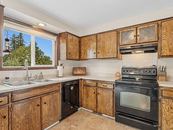 3rd image of 3343 SE Deswell St