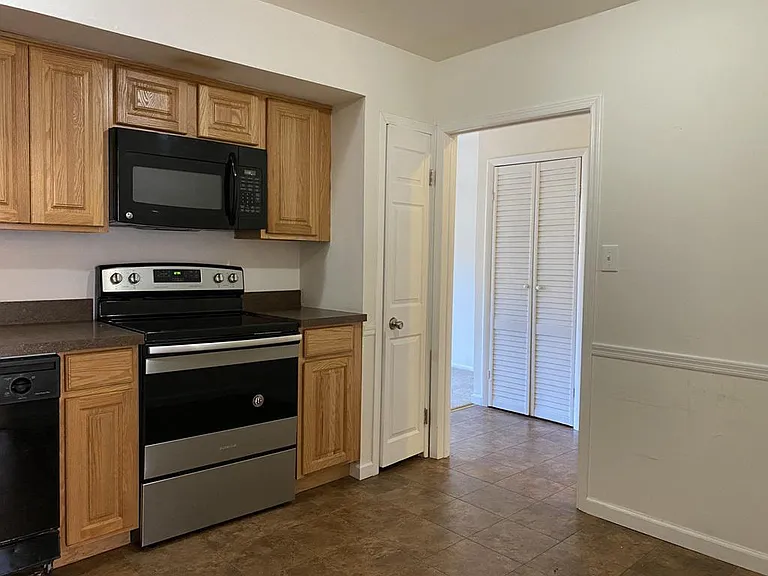 215 East Ct #215 — Photo 6