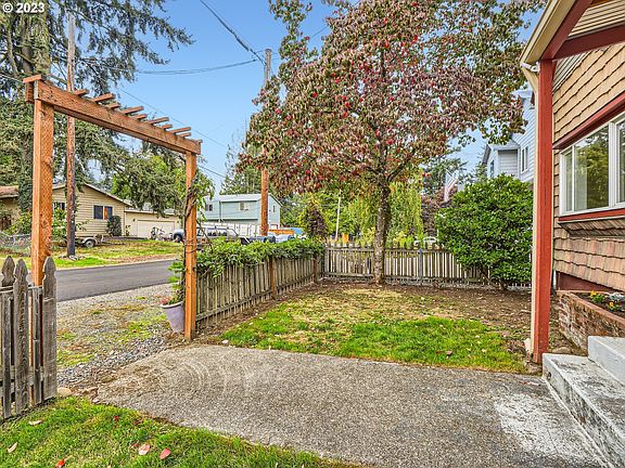 4th image of 6431 SE Overland St