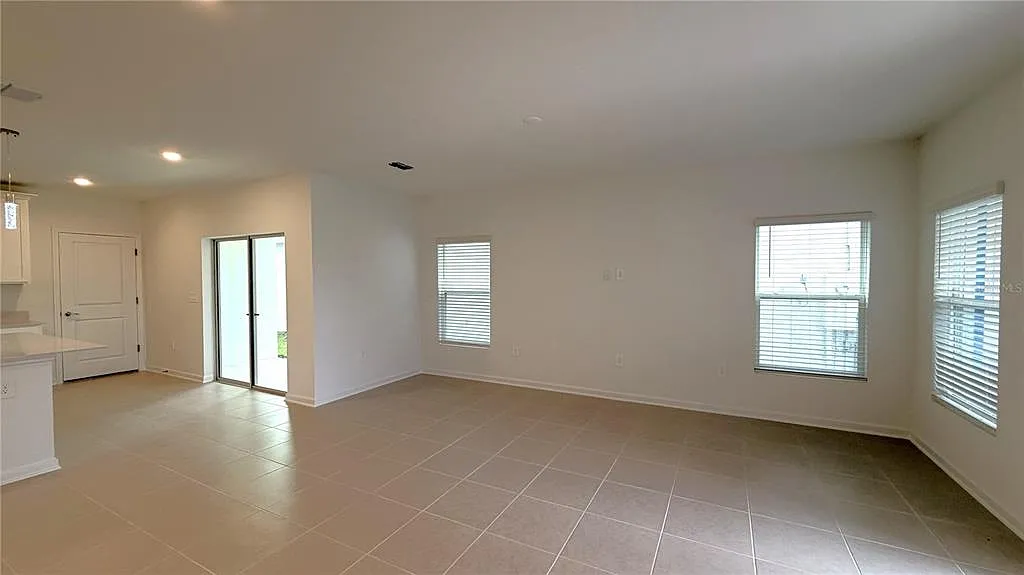 3 bed, 2.5 bath, 1647 sqft, $2,600 — Photo 3