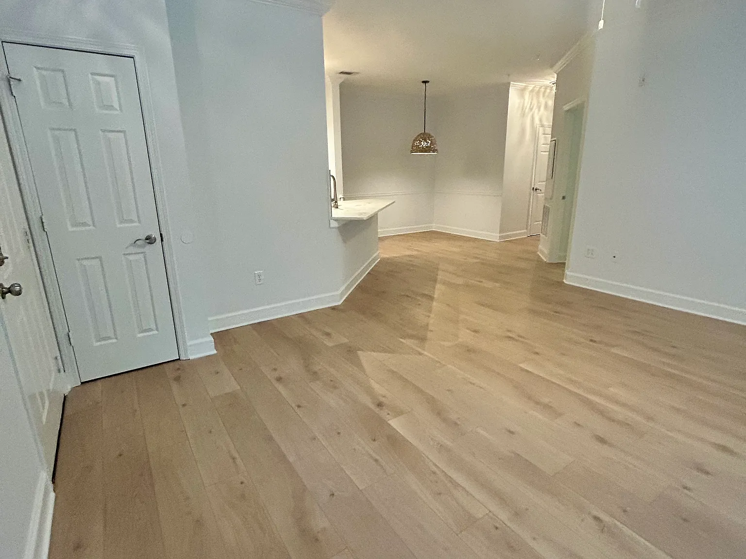 2 bed, 893 sqft, $2,400 — Photo 2