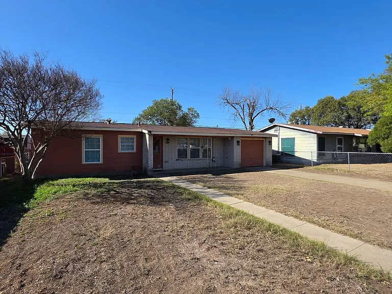 226 Antrim Dr — Photo 2
