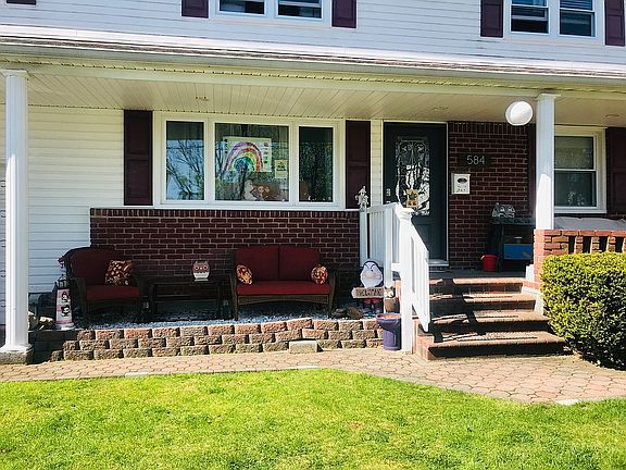 5th image of 584 Coakley St