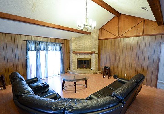 3rd image of 706 Sierra Dr
