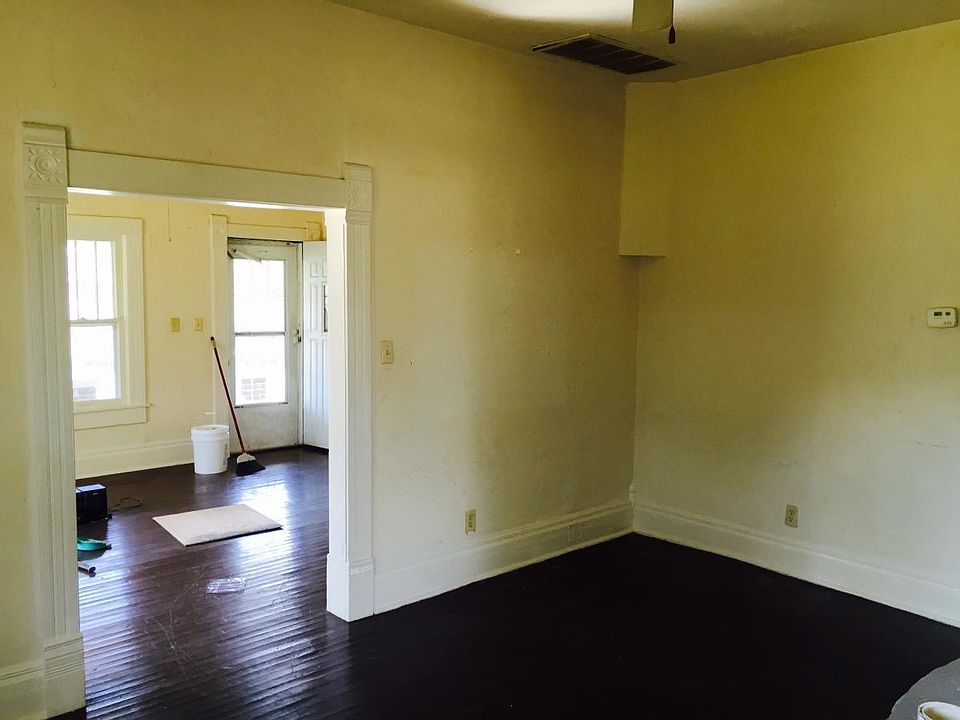 2nd image of 810 E Seymour St