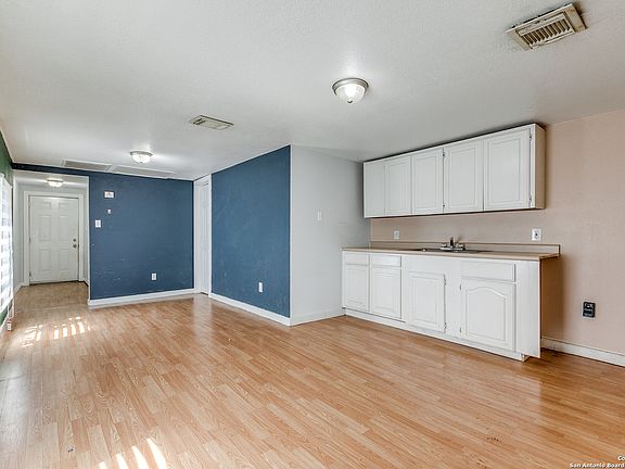 3rd image of 125 Forrest Ave