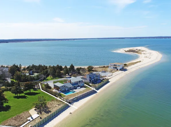 10 Barrett Dr, Hampton Bays, NY 11946