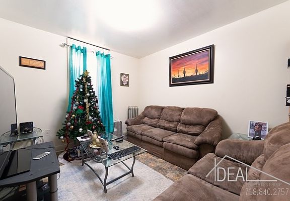 2nd image of 709 Hinsdale St