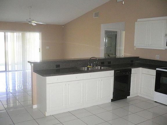 4th image of 402 SW Log Dr