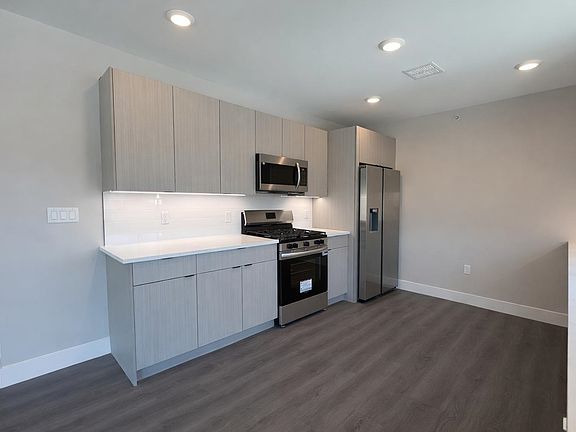 3rd image of 207 39th St
