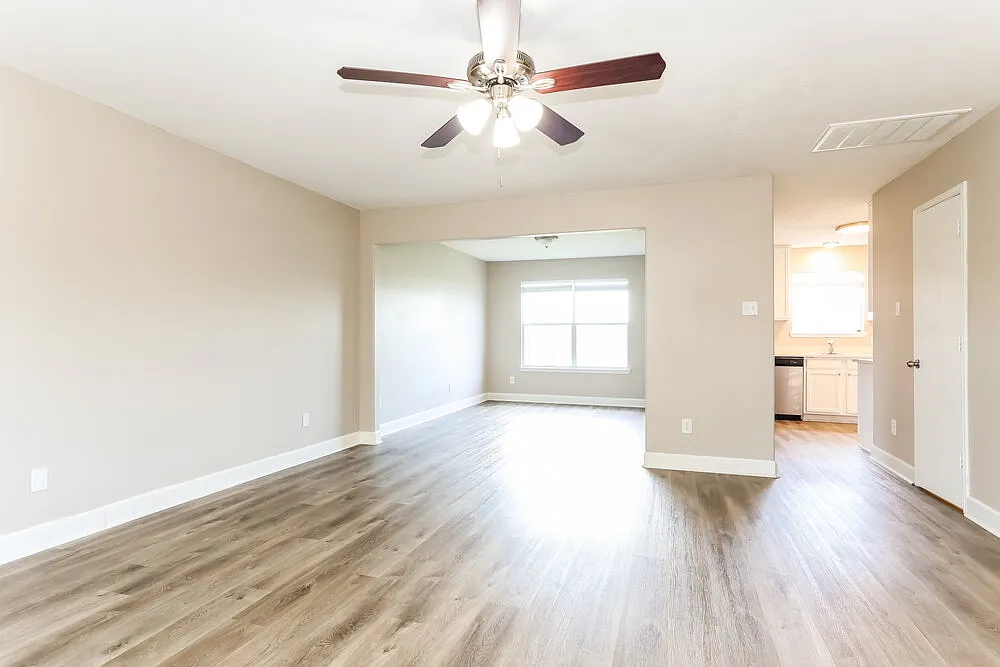 3 bed, 2.5 bath, 2120 sqft, $1,915 — Photo 4