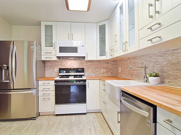 3rd image of 2826 Meadow Ln