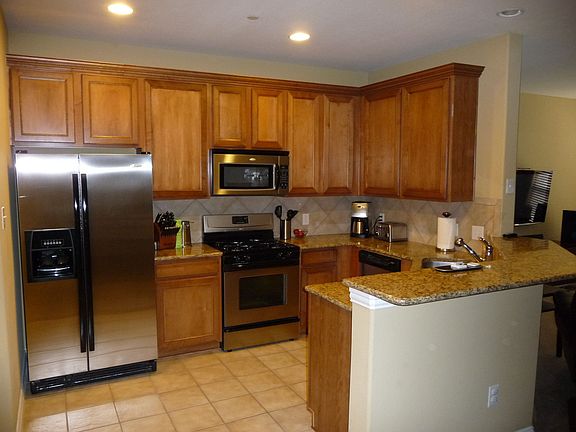 Gorgeous kitchen with granite coutertops and stainless appliances