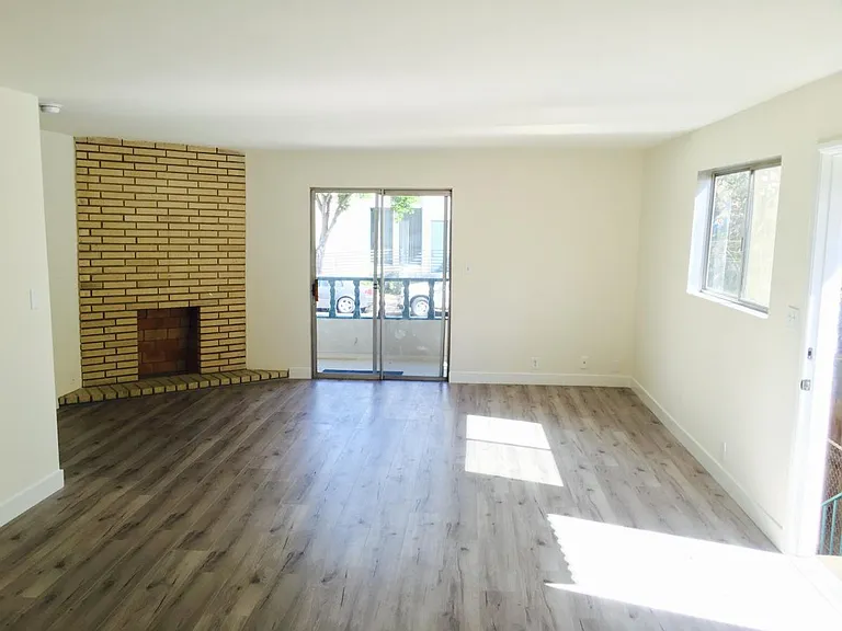 221 N Kenwood St — Photo 7