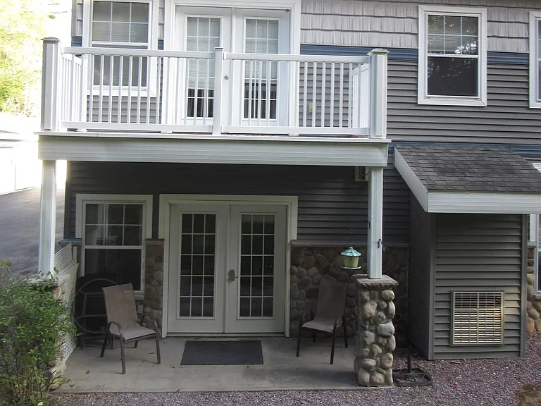 114 Pilgrim Dr — Photo 2