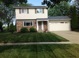 355 Old Creek Dr, Saline, MI 48176