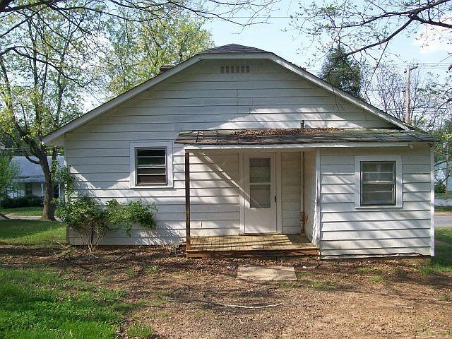 2nd image of 405 Hughes St