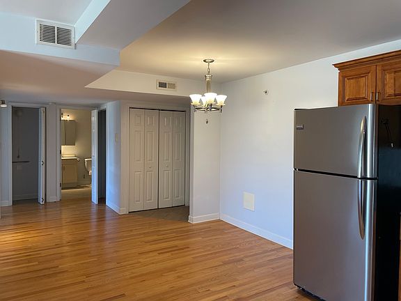 5th image of 16W625 Mockingbird Ln APT 105