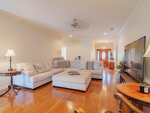 4th image of 201 Woodfield Ct