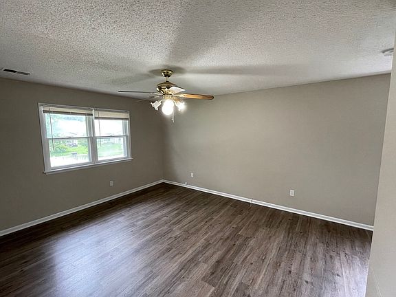 4th image of 802 SE 10th St