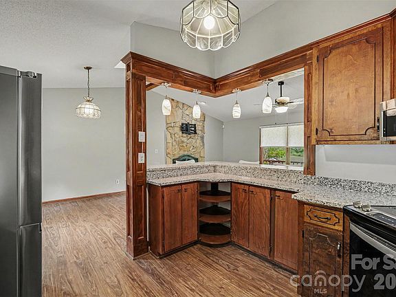 5th image of 2114 Wilson Ave