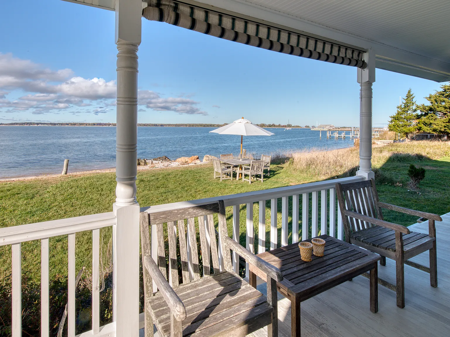 historic Bayfront beach cottage located on Orient Harbor — Photo 4
