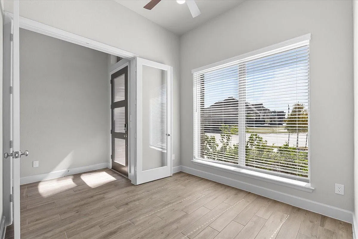 4 bed, 3.0 bath, 2354 sqft, $3,300 — Photo 4