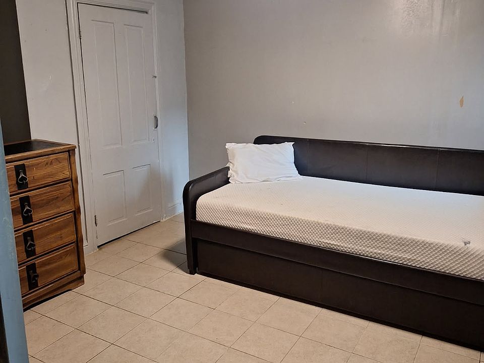 2nd image of 316 N 2nd St Room 6